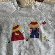 Vintage 80s hand embroidered crewneck sweatshirt Size L cottagecore country