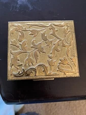 Vintage Elegant Gold Tone Compact Made In USA * Read