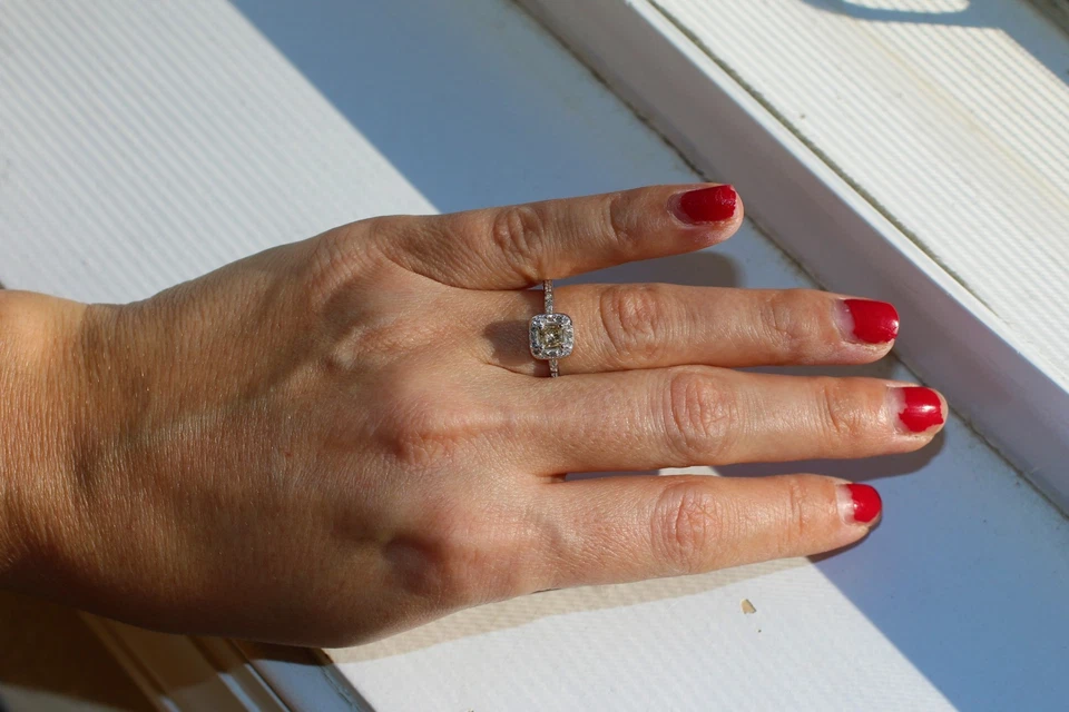 Anillo de compromiso con halo de diamantes talla princesa cuadrado champán claro oro blanco de 14K Foto 2 de 4