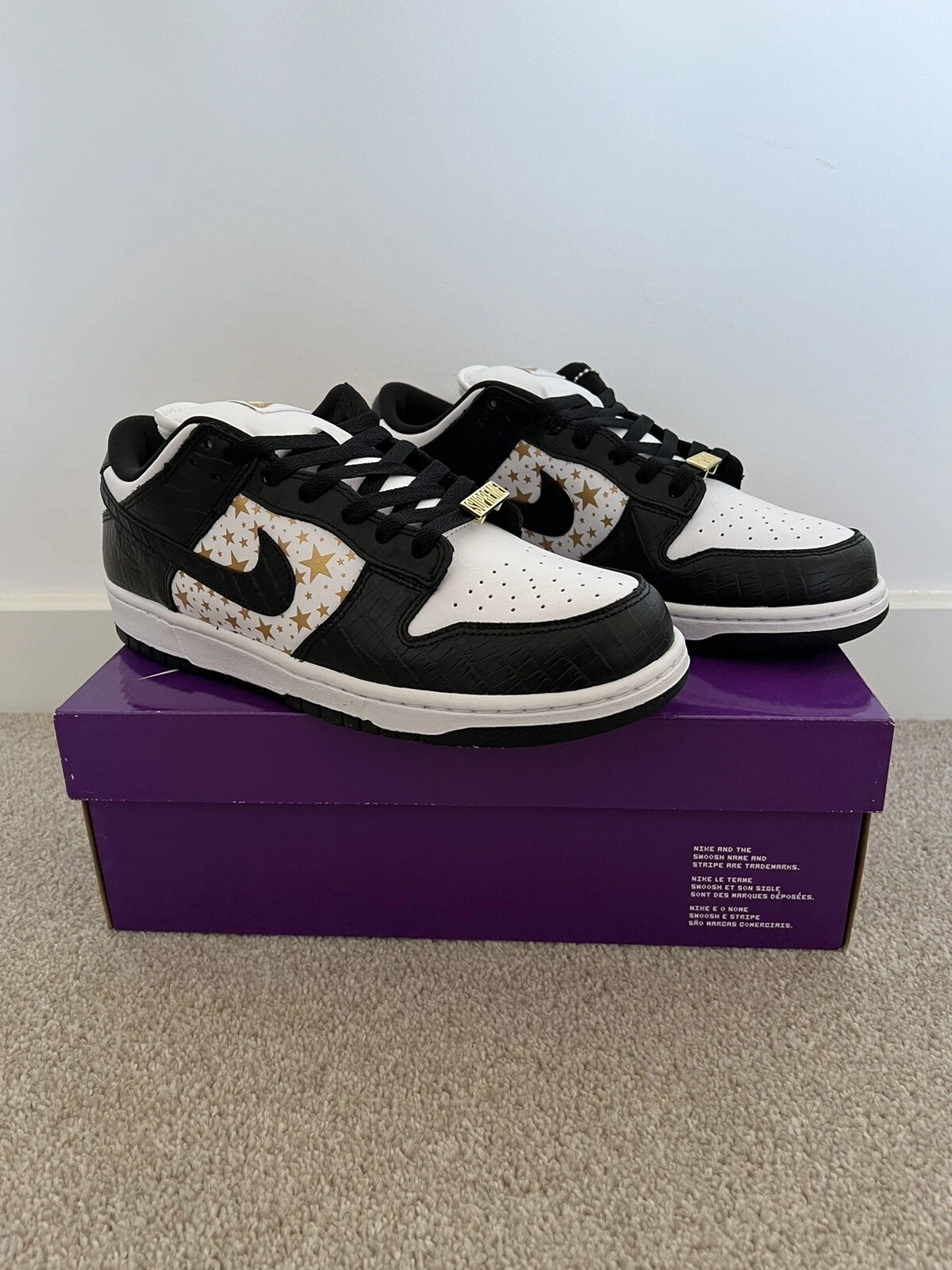 Supreme x Nike SB Dunk Low Stars noir 2021 UK8,5 tout neuf dans sa boîte