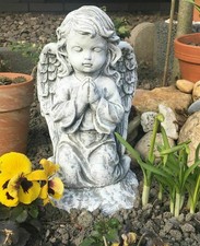 Frostfeste Steinfigur Engel kniend frostfest Gartenfigur Steinguss Grabengel