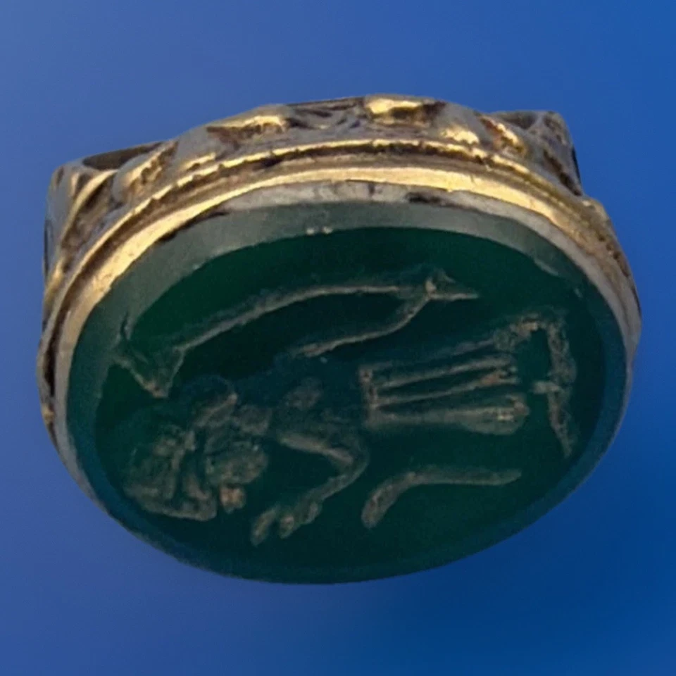 Antique Venetian intaglio ring carved green stone in a gold gilt setting Sz 7.5 - Image 2 of 4