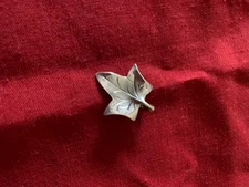 Stuart Nye SS autumn leaf pendant or charm