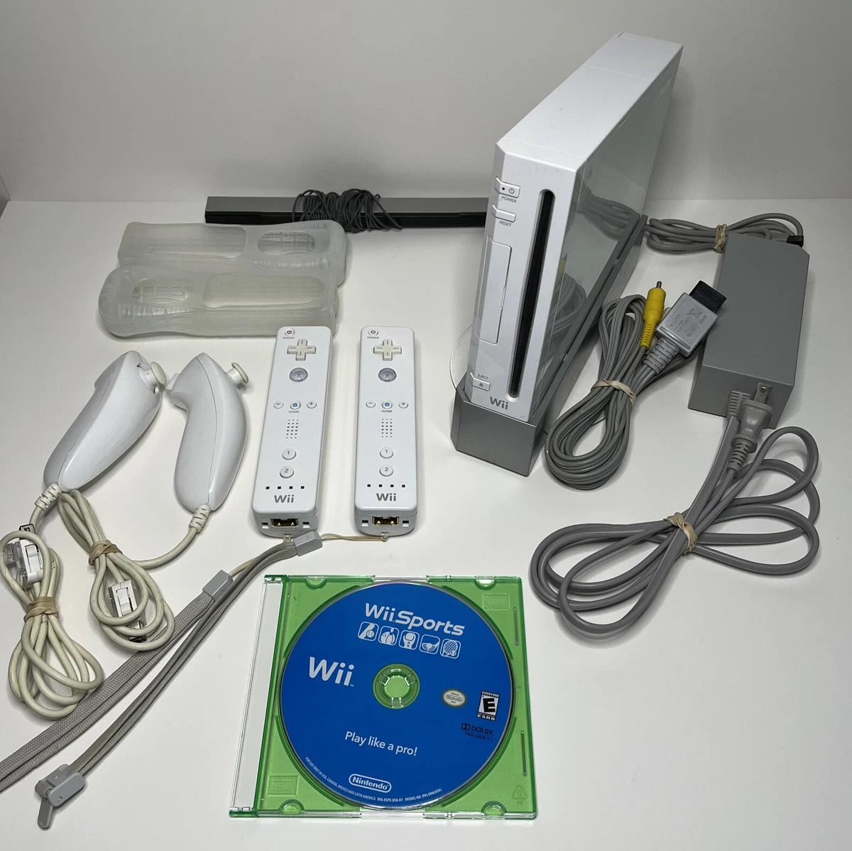 Wii console with multiple game package www.istorijskiarhiv.rs