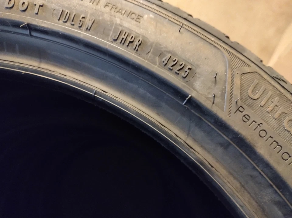 Goodyear UltraGrip Performance + 255/40 R19 100W XL DOT4225 NEU Winterreifen M+S - Bild 3 von 3