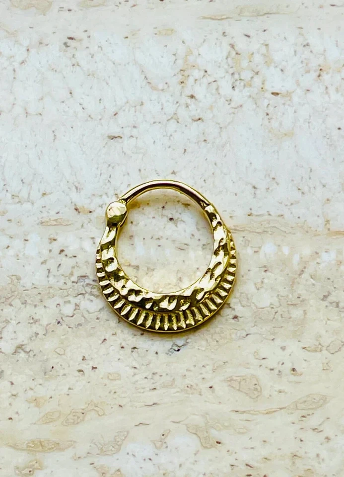 Hélice martillada y tabique oreja clicker caracola Daith aro con oro macizo de 14 k Foto 3 de 4