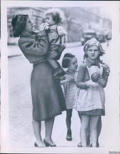 1948 Photo Middle-Class Vienna Family Takes Weekly Shopping Trip Children 7X9