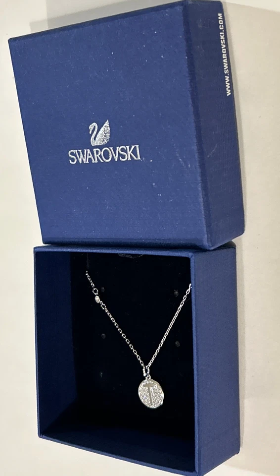 COLLAR SWAROVSKI CRISTAL CISNE ESTAMPADO INICIAL T NUEVO EN CAJA Foto 2 de 4
