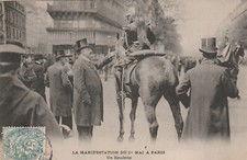 75 CPA PARIS LA MANIFESTATION DU 1er MAI. UNE ESTAFETTE