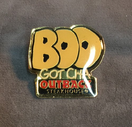 Prendedor Outback Steakhouse Boo Got Cha tono dorado y esmalte #819C - Imagen 1 de 4