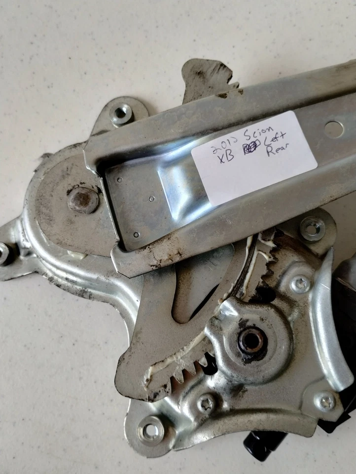 2012 Scion xB заднее левое окно регулятор двигателя в сборе OEM б/у - Изображение 2 из 4