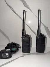 Motorola Walkie-Talkie RDU4100 UHF  w/ Battery and  Charger READ Parts Only (2)
