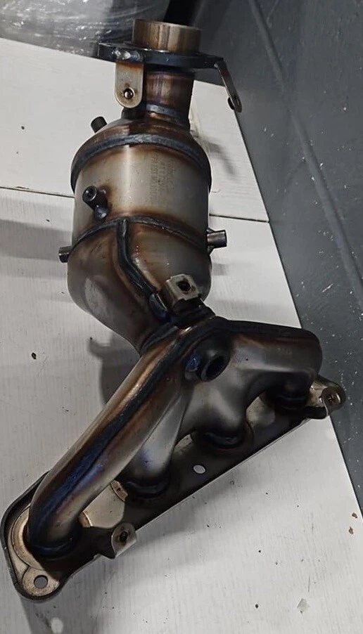 Dorman OE Solutions 674-147 Exhaust Manifold with Integrated Catalytic Converter - Image 2 of 4