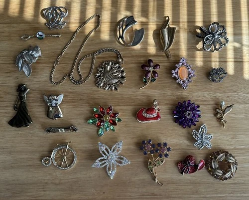 Huge Lot Of Vintage Costume Jewelry Brooches Pins Pendant Some Signed Flowers