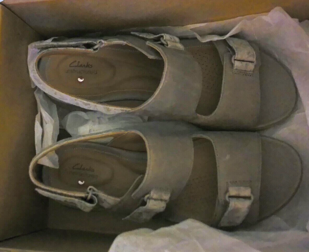 Sandalo Clarks donna Un Adorn Sling~TAGLIA 9 TAUPE COMBO METALLICO NUOVO