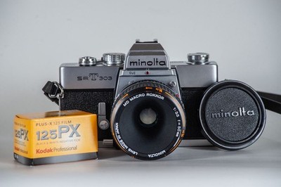 Analoge Minolta Spiegelreflexkamera SRT 303 mit Makro Standartobjektiv
