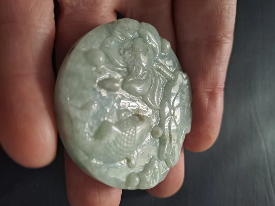 BURMESE 240ct GRADE A CERTIFIED GREEN JADEITE DOUBLE SIDE CARVED "THE LUCKY KOI" — 第 3/4 张图片