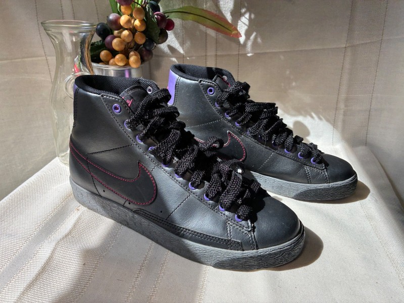 Nike Womens sz 8 black Blazer mid hi top tennis shoes. Purple, Red accents
