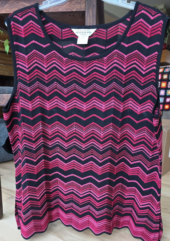 Exclusively Misook Woman 1X Tank Top Shell Chevron Zigzag Red Pink Vintage Layer
