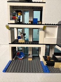 LEGO CITY Police Station 7498 With Vehicles