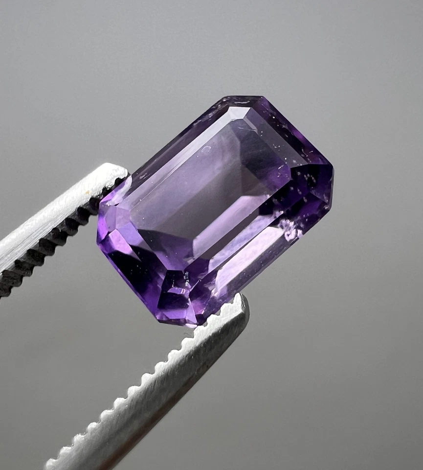 Piedra preciosa escapolita púrpura fluorescente de 1,45 quilates de Badakhshan, AFGANISTÁN Foto 2 de 4