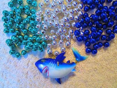 TEETH FLASHING  ''SHARK'' MARDI GRAS BOBBLE MARDI GRAS BEAD ANIMATED JAWS  (B615)