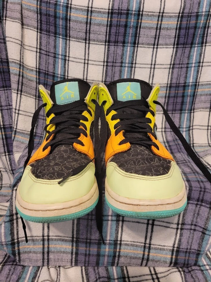 Nike Air Jordan Size 5.5Y Orange, Black, Green, Blue, Yellow BQ6931-037 - Image 4 of 4