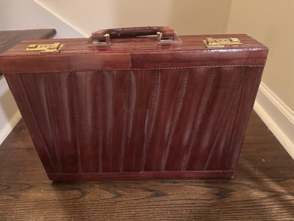 Maletín vintage de piel de anguila borgoña lateral duro Amiiet con forro de cuero con bloqueo combinado Foto 2 de 4