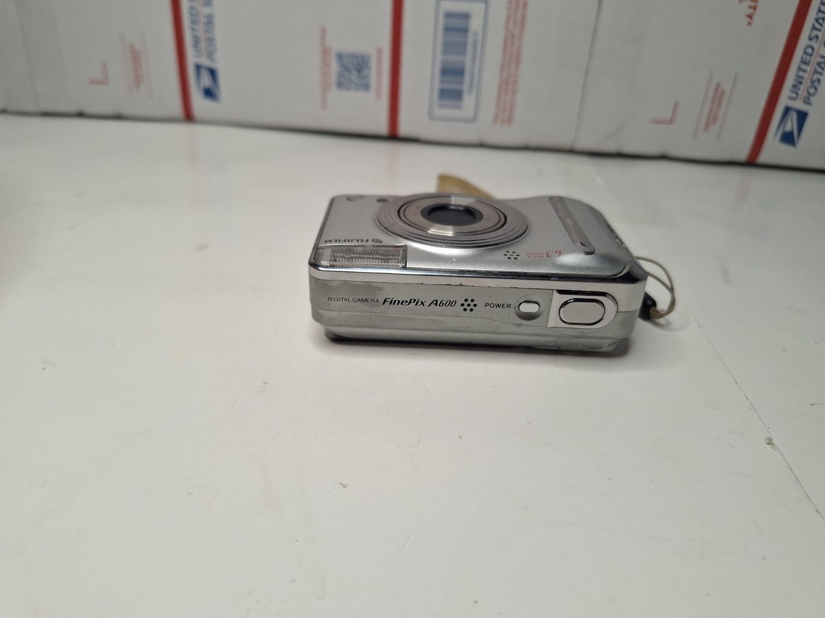 美品 FUJIFILM FinePix A600 シルバー Fujifilm FinePix a Series A600 Silver 6.3MP Digital Camera