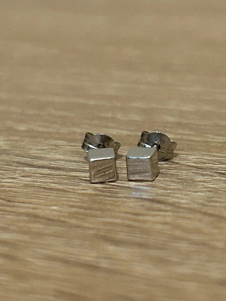 Hallmarked 9ct White Gold Square Stud Earrings - Image 3 of 4
