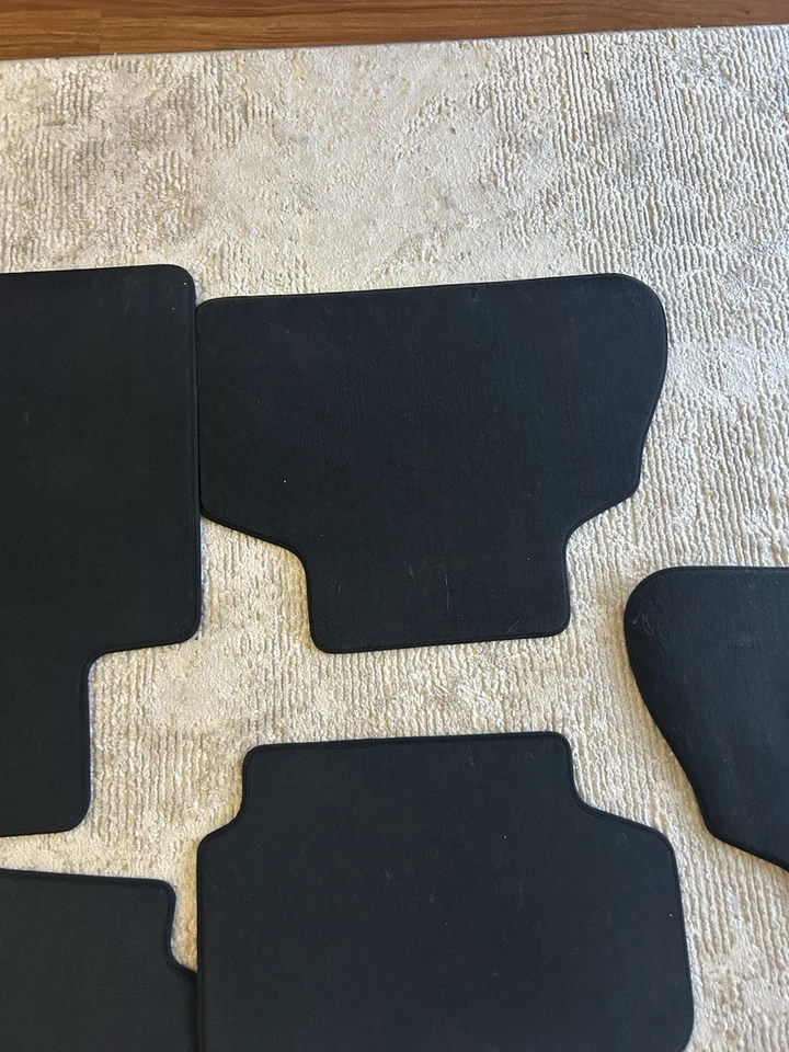 Juego de 5 alfombrillas Bmw negras número de pieza 106480-11 / 7478825-08 series 3 y 5 Foto 3 de 4