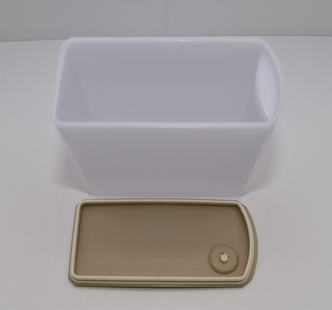 Tupperware Shelfsmart Slim Rectangular #3 Hazelnut Seal 9.5 Cups VGC