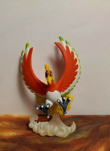 Figura Pokémon Coleccionable Ho-Oh de la Colección Super-Premium de Shining Legends