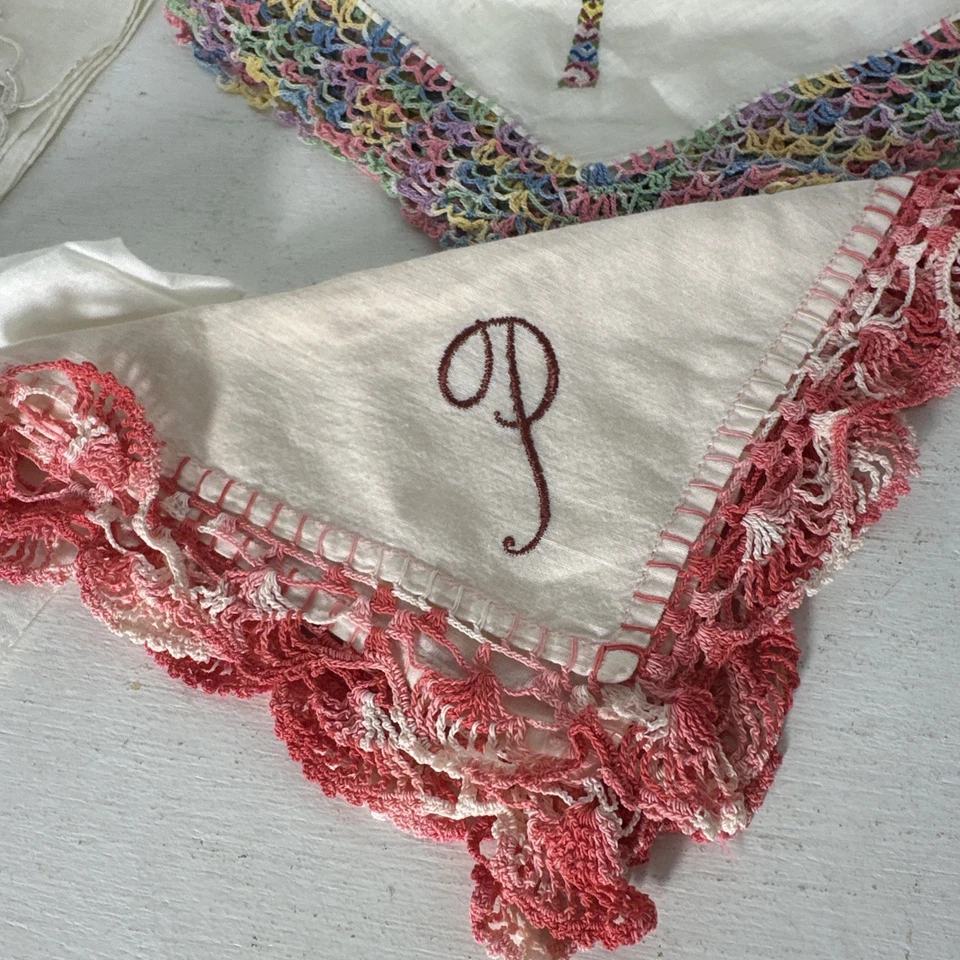 Juego de 4 Pañuelos Vintage Borde Crochet Monograma P Bordado y Blanco. Foto 2 de 4