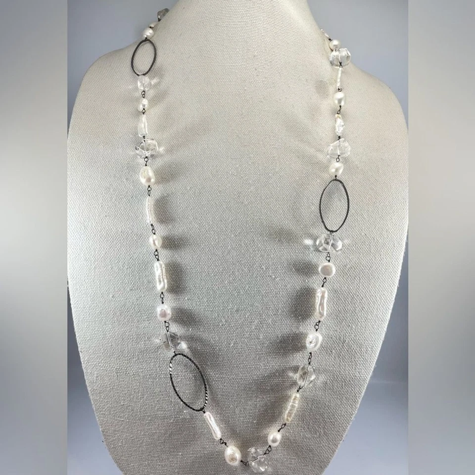 Collar de cadena de perlas blancas de agua dulce de cuarzo transparente con cuentas de bronce Foto 2 de 4