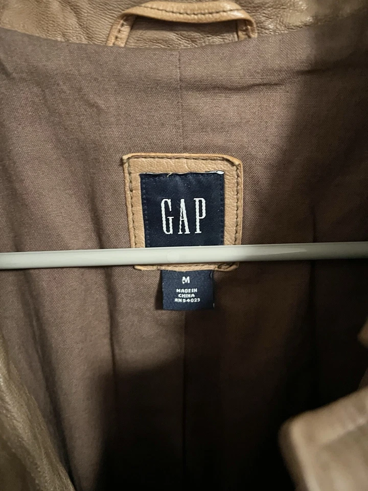 Gabardina vintage de cuero genuino marrón hueco para dama mediana Foto 2 de 4