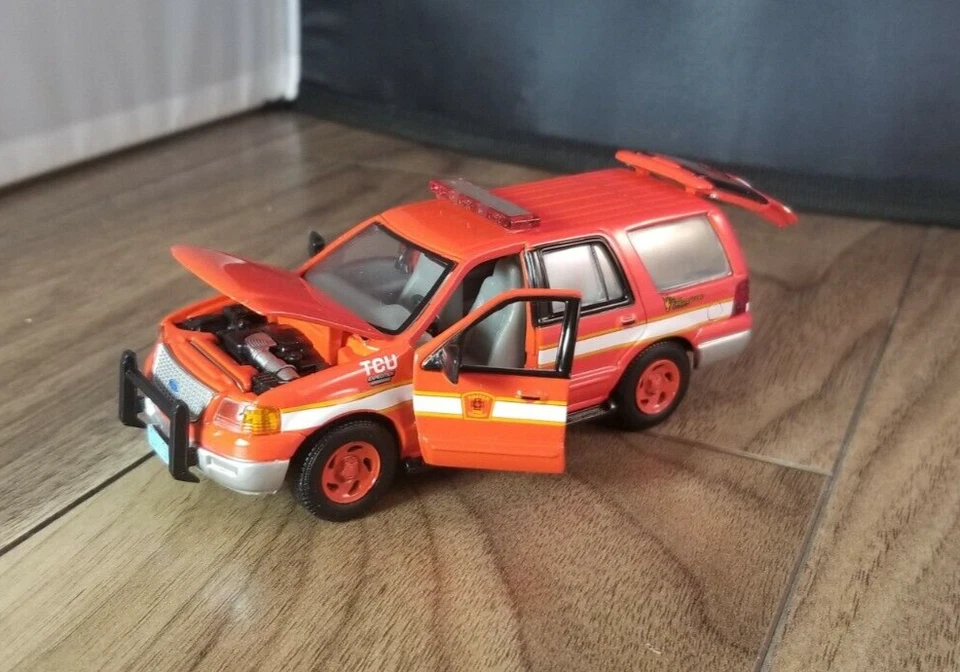 2005 FORD EXPEDITION BOSTON FIRE DEPARTMENT - 1/43 GEARBOX - Image 2 of 4