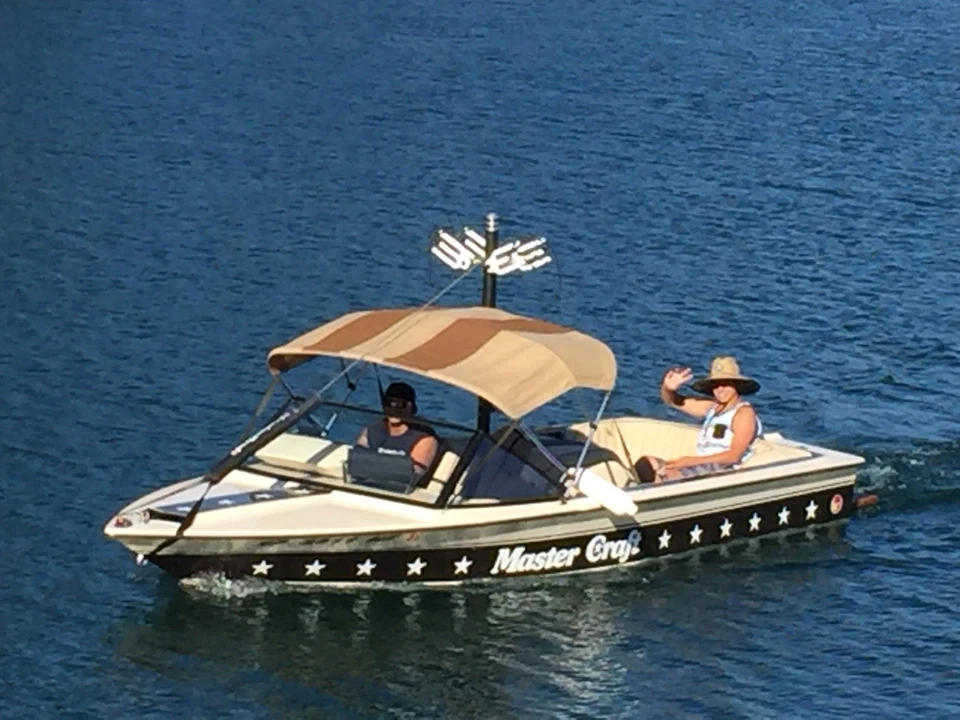 Mastercraft 1983 barco estrellas y rayas escamas de metal marrón Foto 2 de 4