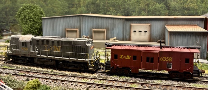 Weathered ho scale Atlas Classic Gold RS-11 With Caboose. DCC/Sound
