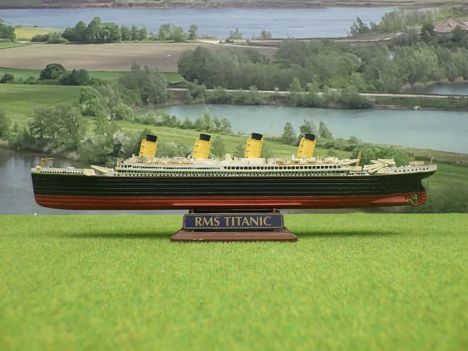 Revell piroscafo passeggeri RMS Titanic (VG) D2518 - Immagine 2 di 4