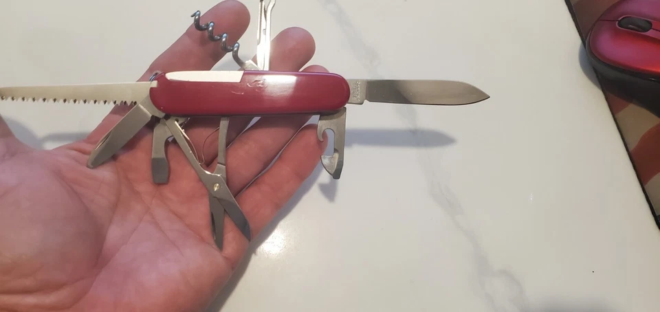 Navaja suiza multifuncional Victorinox vintage con estuche de cuero negro Foto 3 de 4