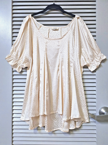cream animal satin pttrn tail hem pleat top XL w/ anthropologie earrings