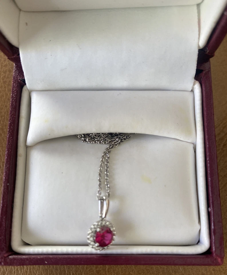 Colgante de rubí y diamantes de 1/10 quilate creado por Helzberg Lab en plata de ley Foto 3 de 3