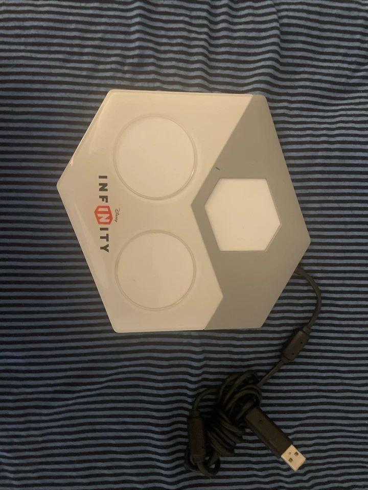 Figuras de personajes de Disney Infinity con almohadilla Disney Infinity, mapas y disco de poder Foto 2 de 4