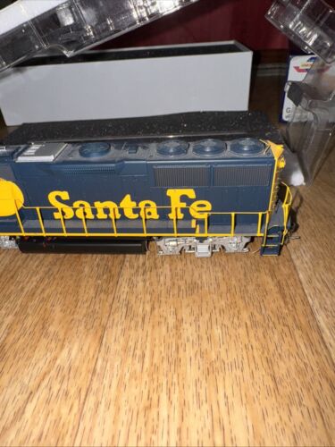 Genesis Ho Tsunami Santa Fe GP50 Phase 2 3843 With Sound Locomotive - Picture 3 of 12
