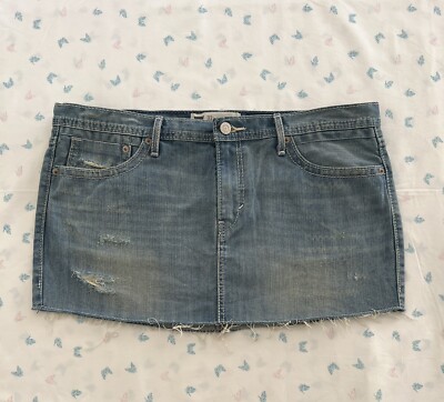 Levi's women's Mini Skirt Size 31 Zipped Light Blue Distressed Denim Raw 