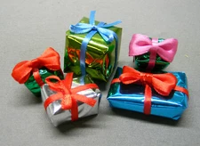 LIONEL REPLACEMENT or ADD ON CHRISTMAS PRESENTS O GAUGE railroad 6300184025 NEW