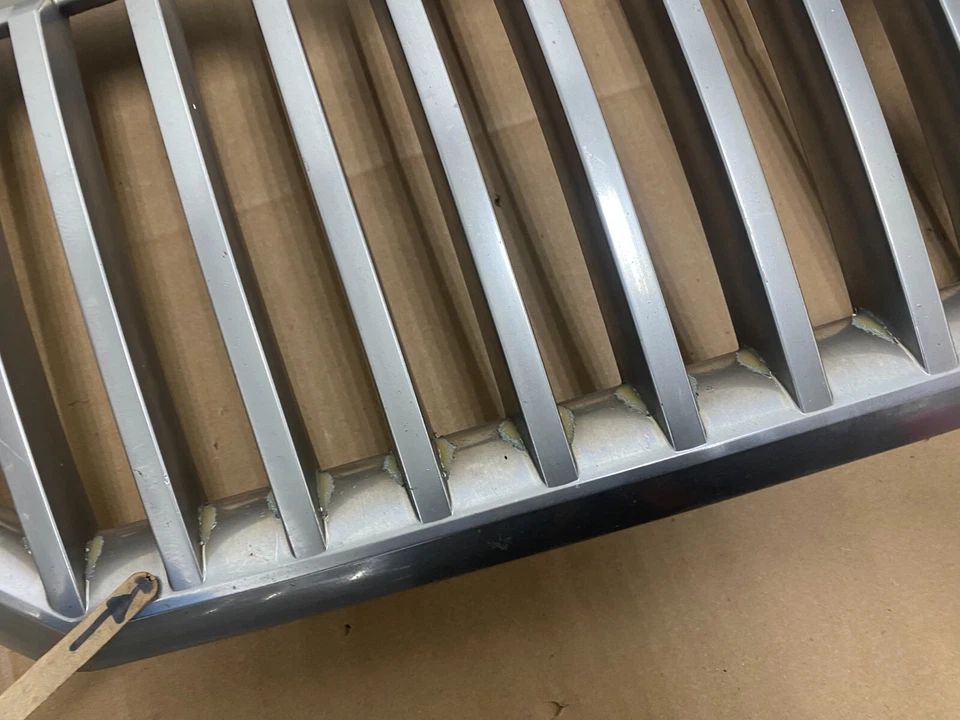 Parrilla superior delantera Mercury Mountaineer 2002 a 2005 OEM G6817 DG1 Foto 4 de 4