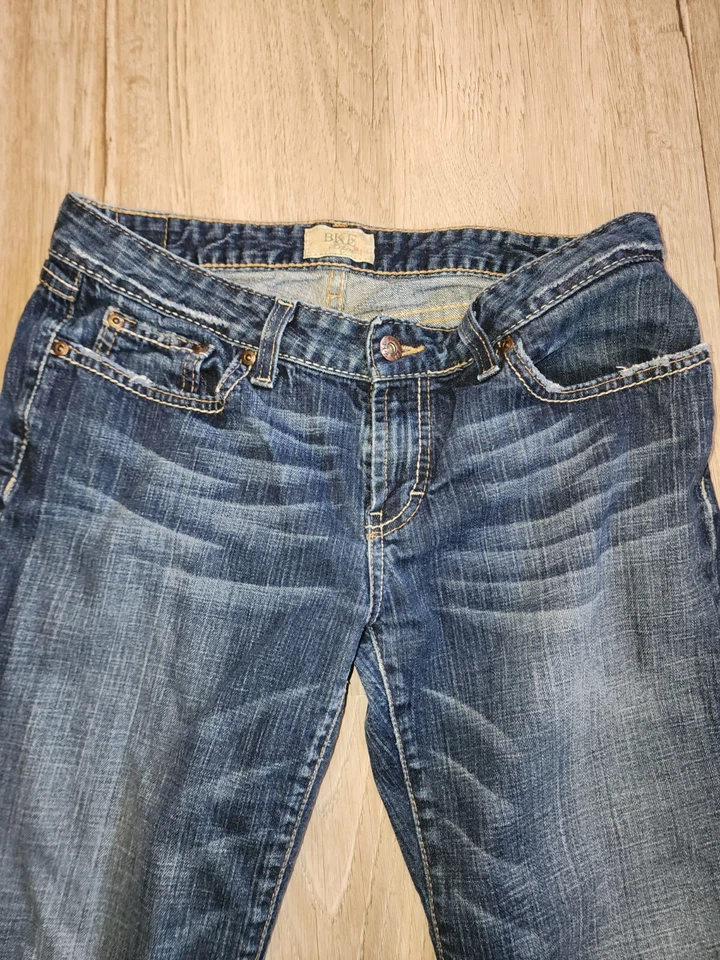 BKE Jeans Payton Capri Feminino 31 31x18 Crop Cintura Baixa Azul Lavagem Escura Fivela Denim - Imagem 2 de 4