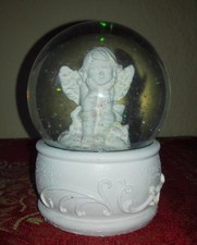 Schneekugel Engel Putte weiß Schüttelkugel mit Schnee und Glitzer 8,5 x 6 cm